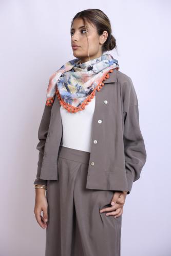 سكارف بنقشة زرقاء و أطراف برتقالية