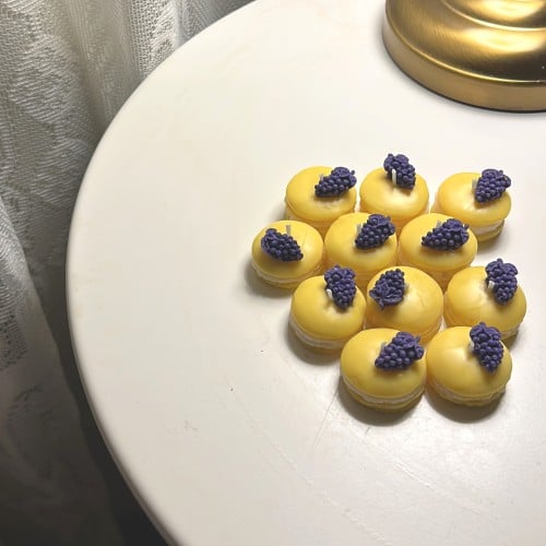 توزيعات شمعة الماكرون 10 حبات