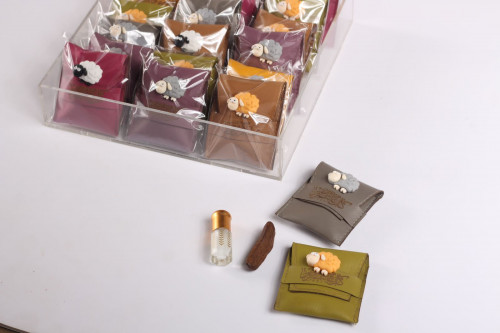 توزيعات محفظة جلد ومسك وعود