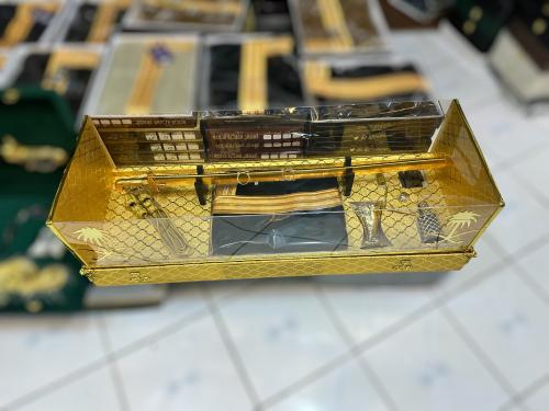 صندوق ملكي زجاج مربع.. شامل التعبئة