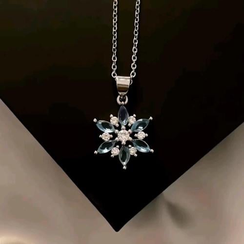 قلادة لامعة و أنيقة