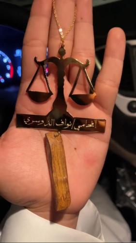 تعليقة سيارة بالاسم و شعار الميزان