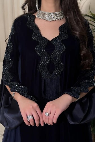 جلابيه باللون الكحلي من المخمل الكوري مع تول وشك ف...