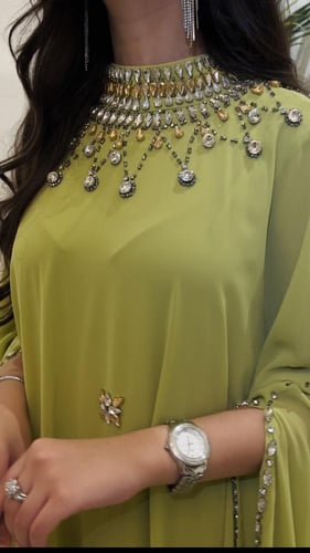 جلابيه من الشيفون باللون الأخضر الساطع مزينه بأجود...