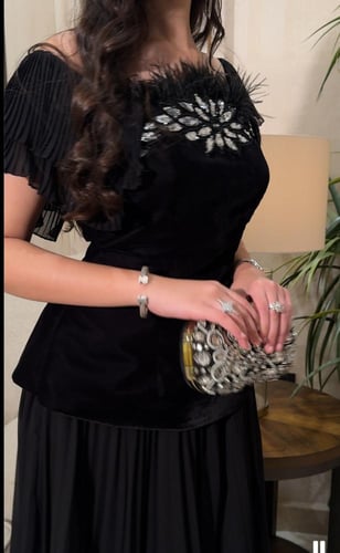 فستان خصر نازل من المخمل والشيفون المكسر مزين بالر...