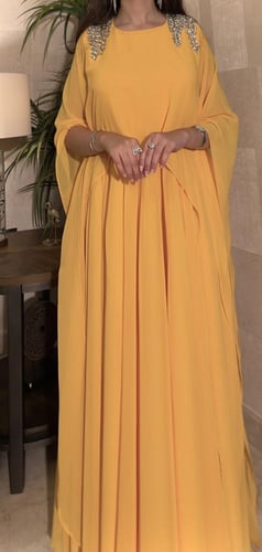 فستان من الشيفون الفاخر باللون الاصفر مزين بكرستال...