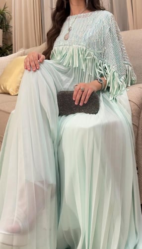 فستان واسع بتكسير ووشاح من الترتر بقصة فاخره