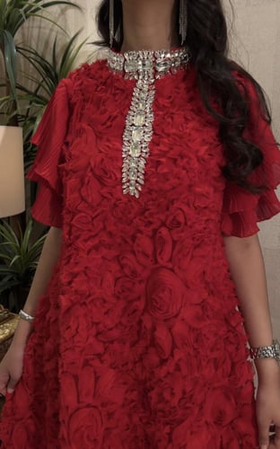 جلابيه بقماش الورد 3d باللون الاحمر وكرستال فاخر