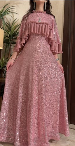 فستان قصة كلوش من خامة الترتر الصغير وتصميم كيب مز...