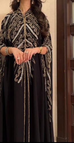 جلابيه شيفون اسود بتطريز وشك يدوي باللون الفضي وال...