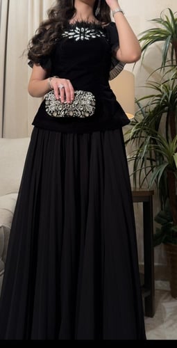 فستان خصر نازل من المخمل والشيفون المكسر مزين بالر...