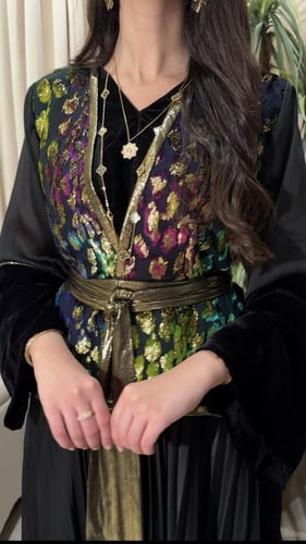 فستان واسع بتكسير وتصميم ڤيست مع حزام خارجي ( الطو...