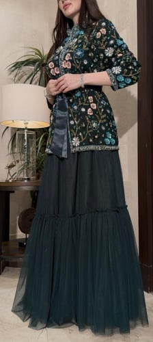 طقم مكون من قطعتين جاكيت فاخر مشغول بالشك مع تنوره...