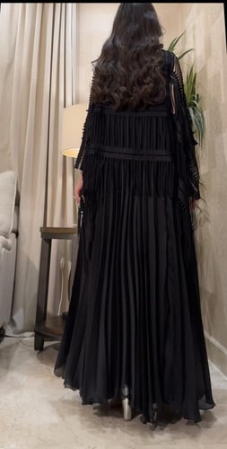 فستان واسع من الشيفون مكسر مع سكارف هدب