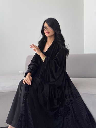 عباية مخمل بتطريز ورد M60