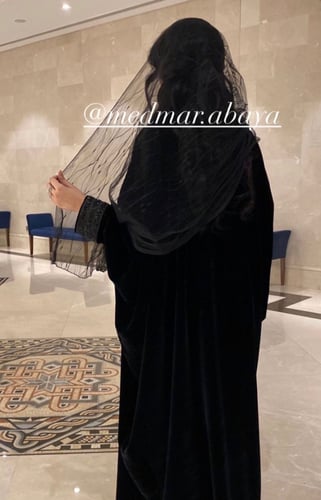 طرحة تُل منقط باللونين الكحلي والاسود