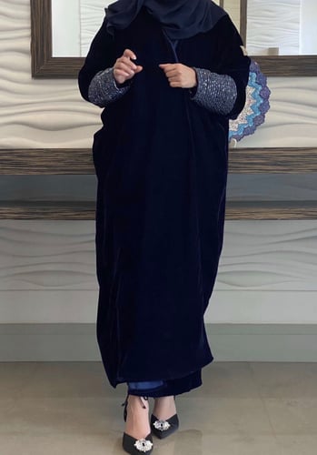 عبايه مخمل مع شك M1