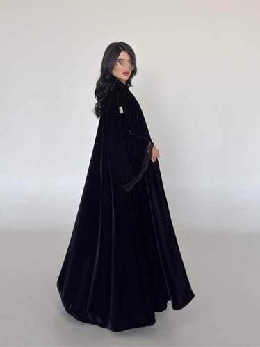 عباية مخمل اسود دانتيل M59