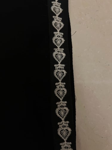 طرحة بتطريز بالطرف
