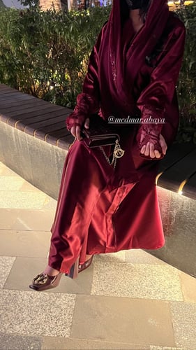عباية تُل حمرا بتُل احمر مع طرحتها باطراف تُل‍
