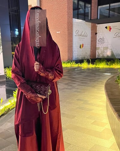 عباية تُل حمرا بتُل احمر مع طرحتها باطراف تُل‍