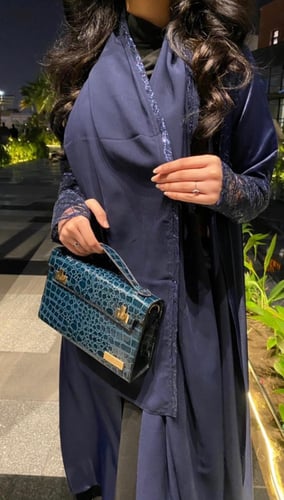 عباية باطراف تُل (مع فتحة اصبع)