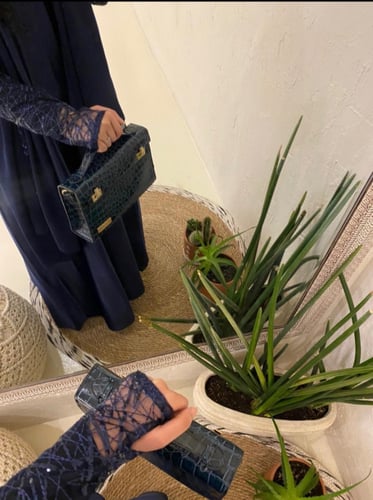 عباية باطراف تُل (مع فتحة اصبع)