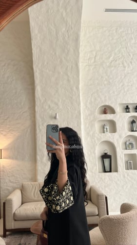 عباية نص كلوش A مُزينة باطراف الاكمام بقماش