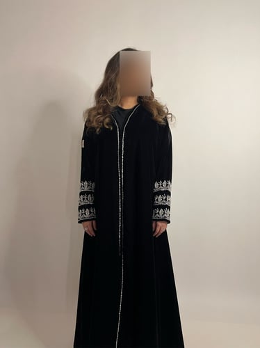 عباية مخمل اسود بشك فضي بالاكمام M19