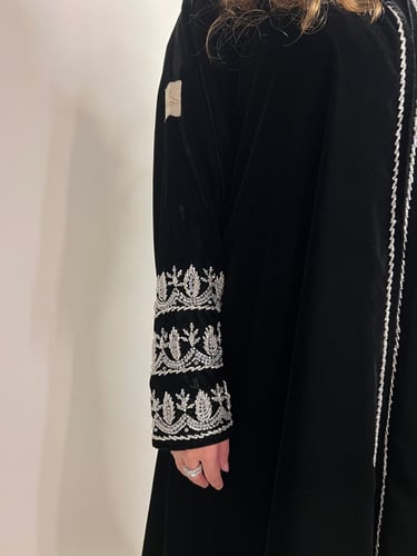 عباية مخمل اسود بشك فضي بالاكمام M19