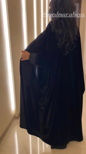 عباية مخمل مرصعة بالكريستال الاسود بالاطراف