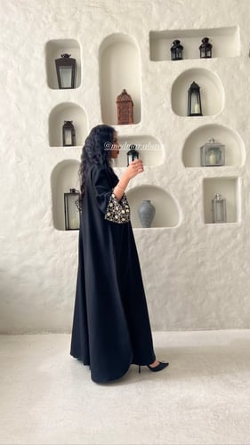 عباية نص كلوش A مُزينة باطراف الاكمام بقماش