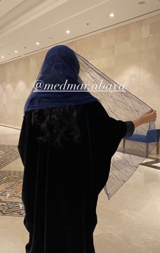 طرحة تُل منقط باللونين الكحلي والاسود