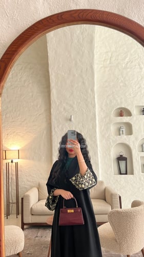 عباية نص كلوش A مُزينة باطراف الاكمام بقماش