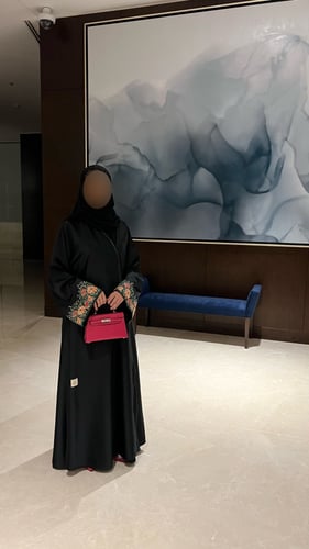 عباية باكمام ورد M25