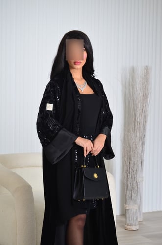 عباية مخمل اسود بتطريز M30