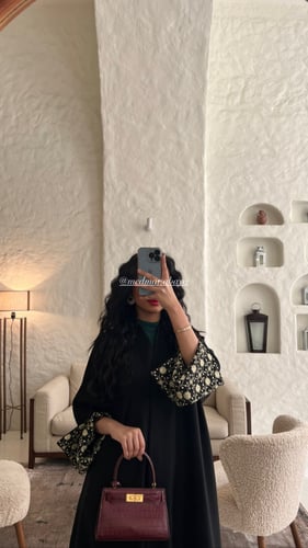 عباية نص كلوش A مُزينة باطراف الاكمام بقماش