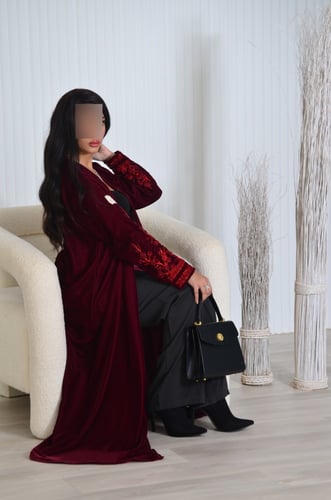 عباية مخمل عنابي بشك M32