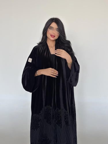 عباية مخمل بتطريز ورد M60