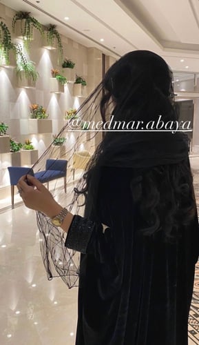 طرحة تُل منقط باللونين الكحلي والاسود