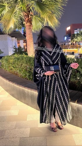 عباية بقصة بشت مطرزة(صيفية)