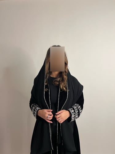 عباية مخمل اسود بشك فضي بالاكمام M19