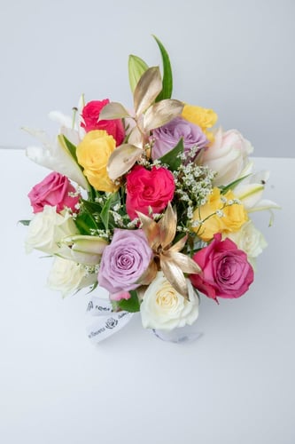 فازة ورد طبيعي ملون وسط