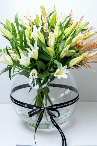 فازة القمر الكبيره مع ورد طبيعي هولندي