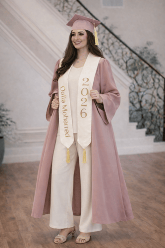 روب تخرج لون وردي