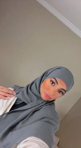 حجاب بشريط لاصق