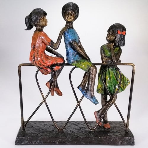 مجسم نحت تجريدي لمجموعة اطفال باللون البرونزي