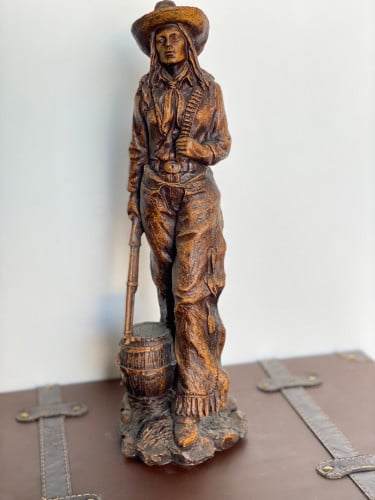 مجسم تحفة كاوبوي امراة لون معتق بني