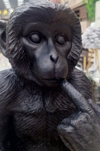 مجسم القرد مع الإصبع لون اسود