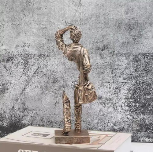 مجسم ديكور منحوتة المسافر